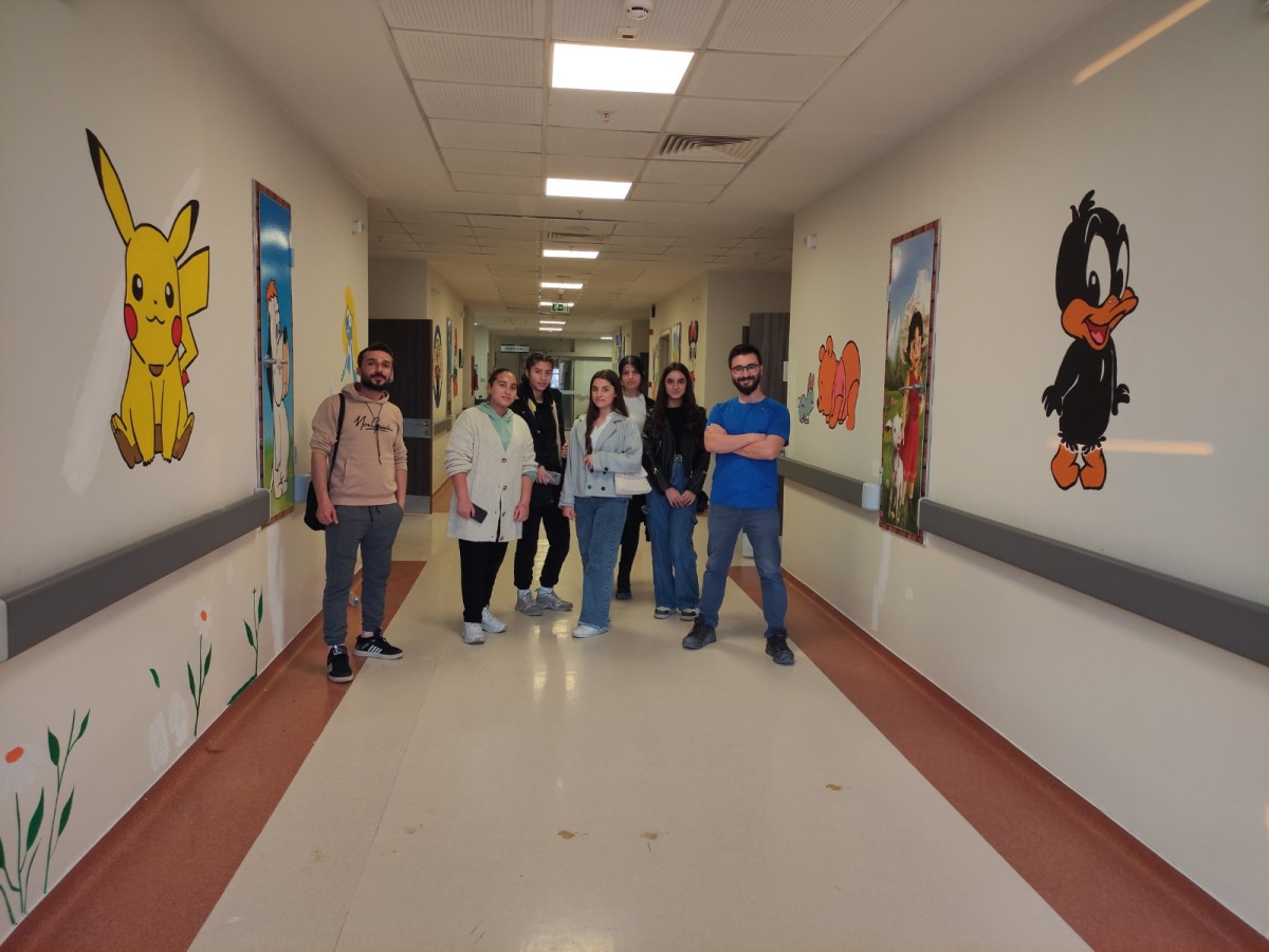 Hastane koridorlarını Çizgi film karakterleri ile renklendirdiler.