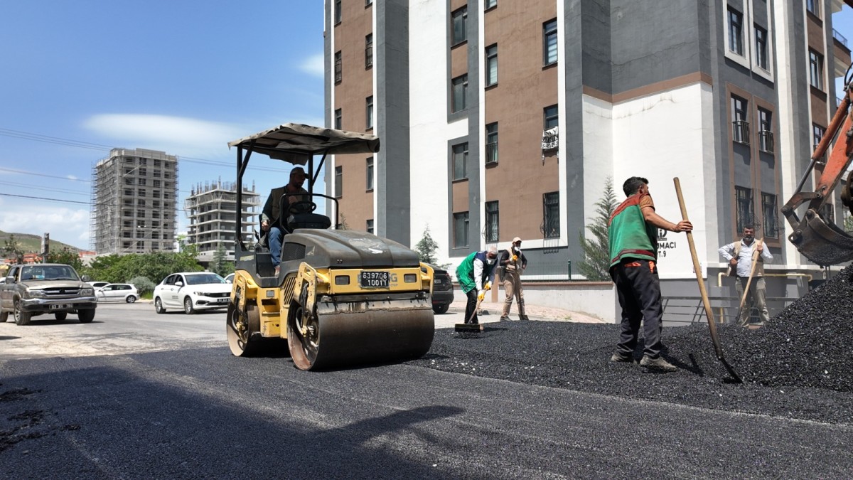 KARAKÖPRÜ’DE BOZULAN YOLLAR SICAK ASFALTLA YENİLENİYOR