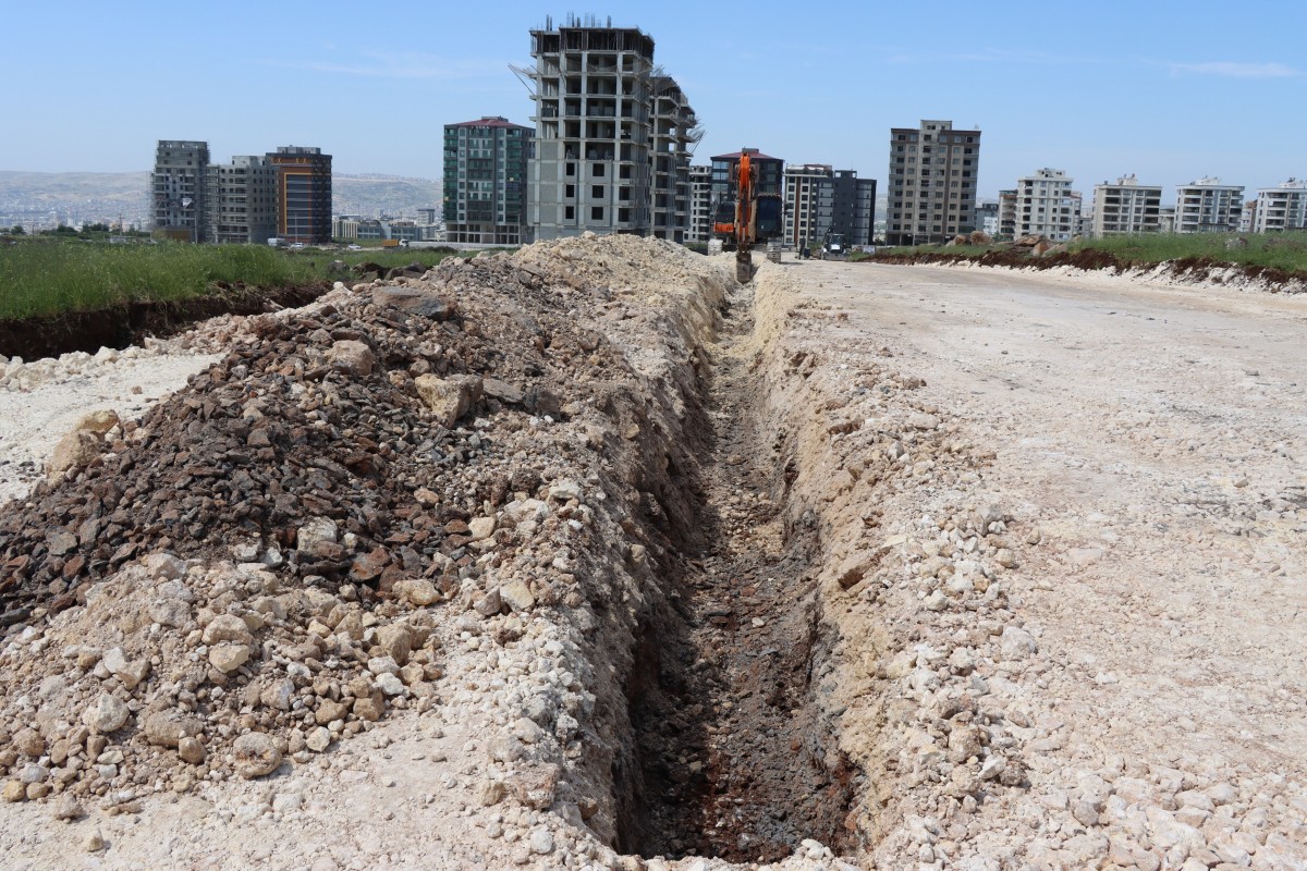 BÜYÜKŞEHİR, GÜZELYURT’TA  ALTYAPI VE YOL ÇALIŞMALARINA HIZ VERDİ