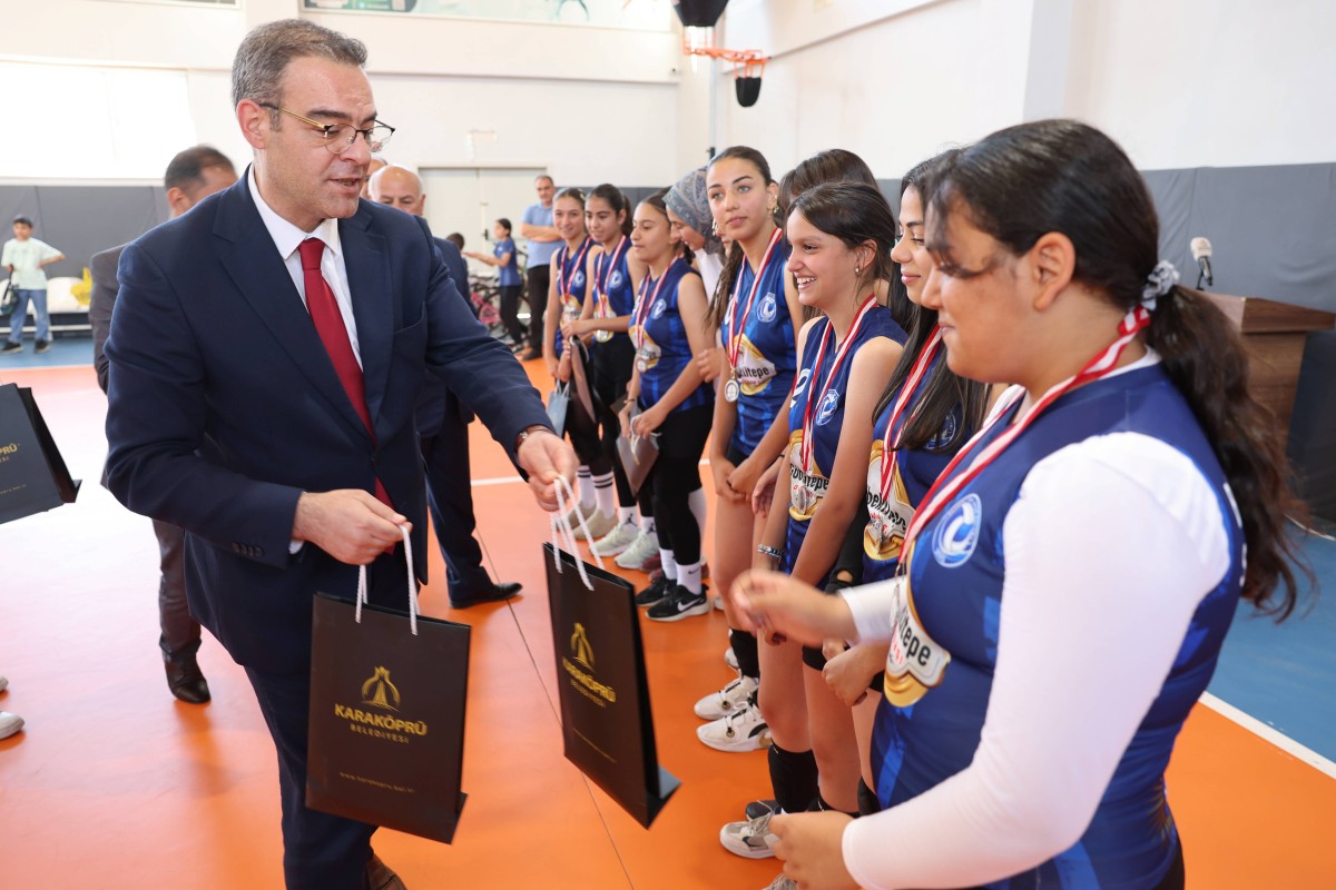 KARAKÖPRÜ’DE ORTAOKULLAR ARASI VOLEYBOL TURNUVASI COŞKULU FİNALLE SONA ERDİ
