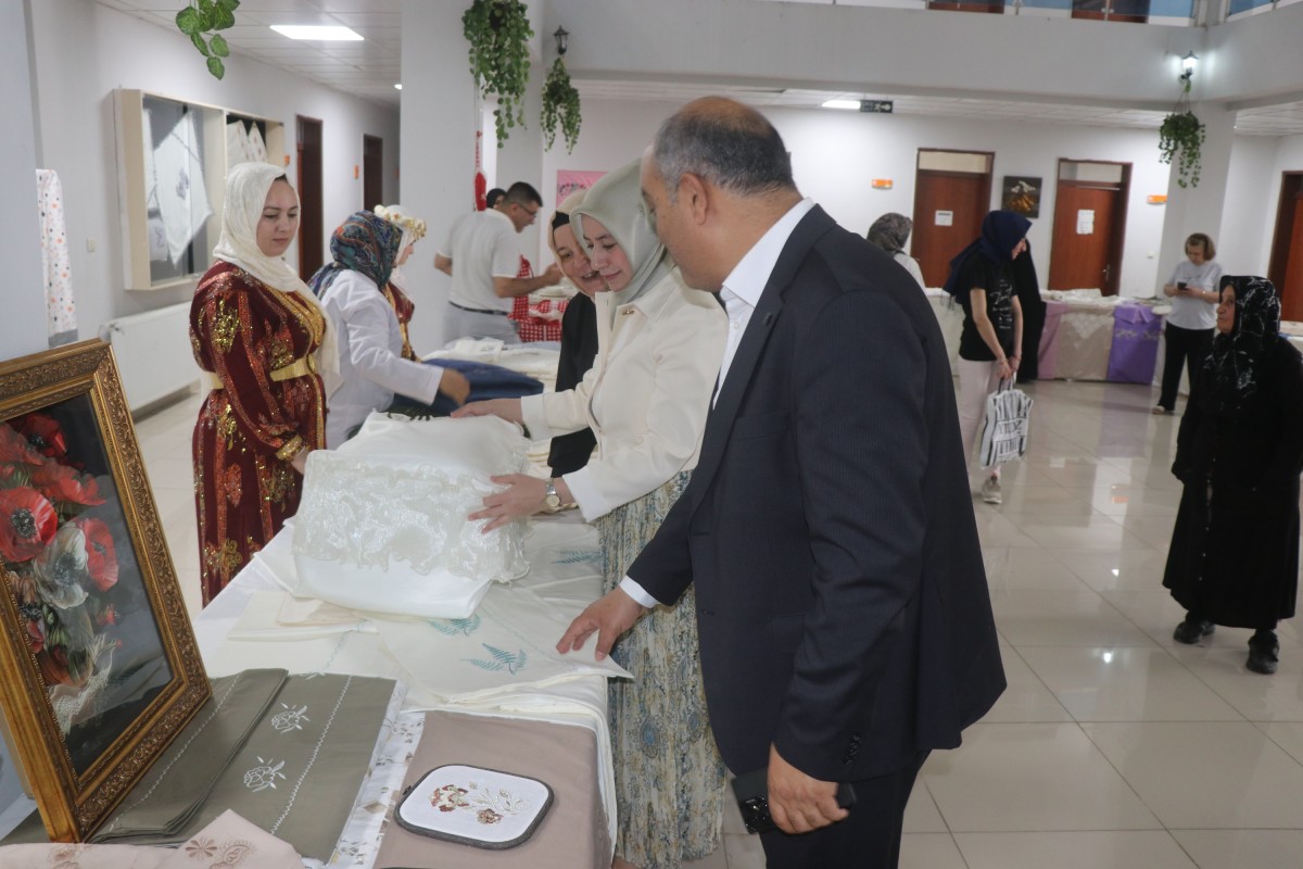 BÜYÜKŞEHİR BELEDİYESİ’NDE ‘HAYAT BOYU ÖĞRENME HAFTASI’ SERGİSİ AÇILDI