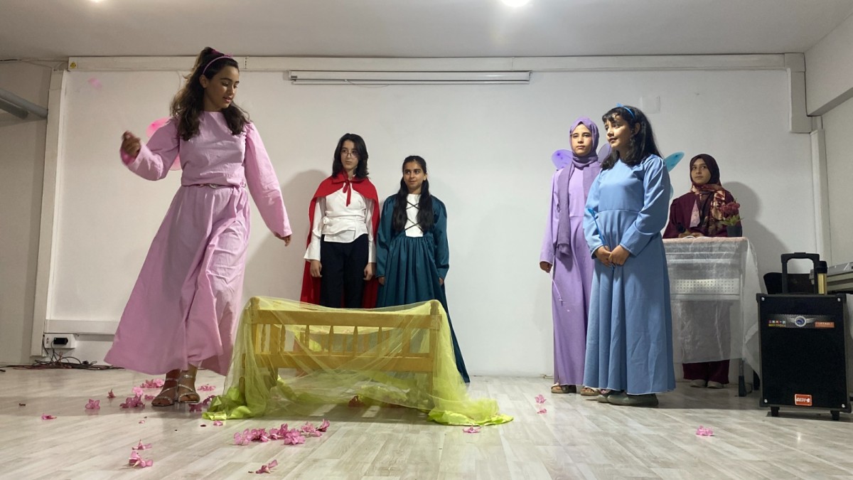 İNGİLİZCEYİ SAHNEYE TAŞIYAN GÖSTERİ SİVEREK’TE GELENEĞE DÖNÜŞTÜ