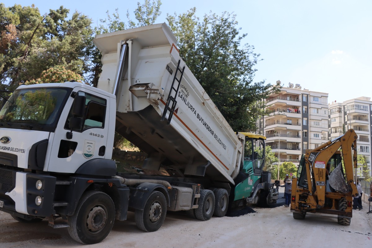 BÜYÜKŞEHİR, AKBAYIR MAHALLESİ’NDE YOLLARI SICAK ASFALTLA YENİLİYOR