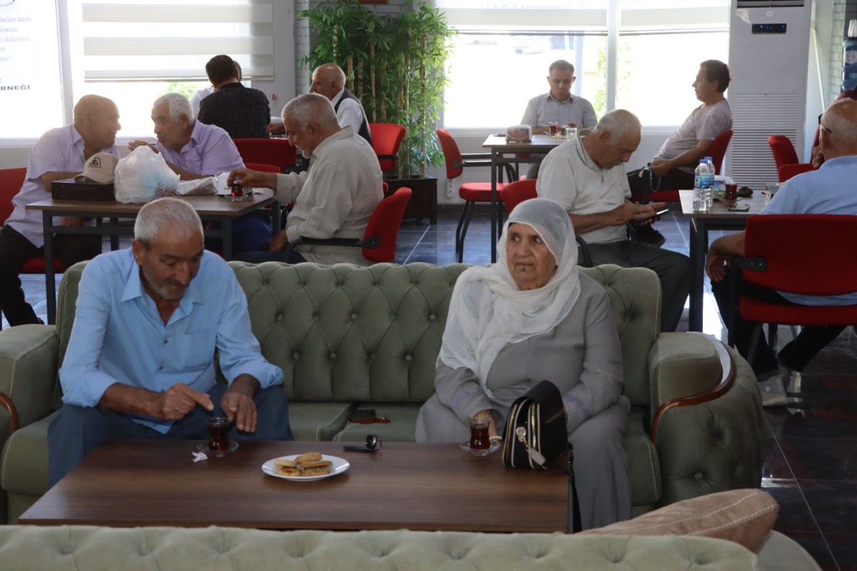 KARAKÖPRÜ'DE DÜNYA EMEKLİLER GÜNÜ COŞKUYLA KUTLANDI