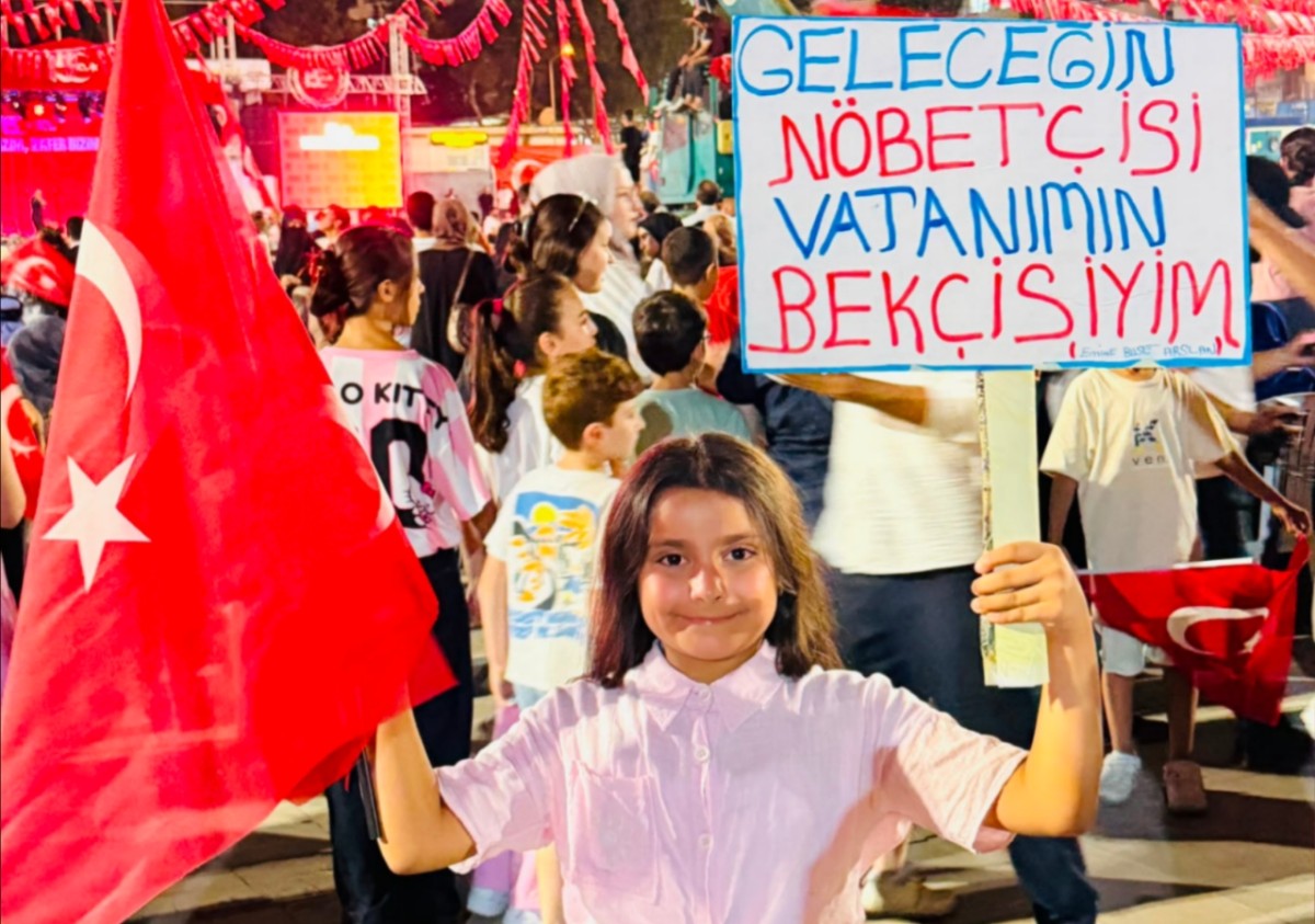 10 Yaşındaki Emine Buse Arslan'ın Pankartı 15 Temmuz Gecesine Damga Vurdu