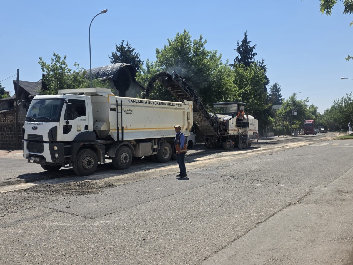 SİVEREK'TE İKİ ÖNEMLİ CADDE SICAK ASFALTLA YENİLENİYOR