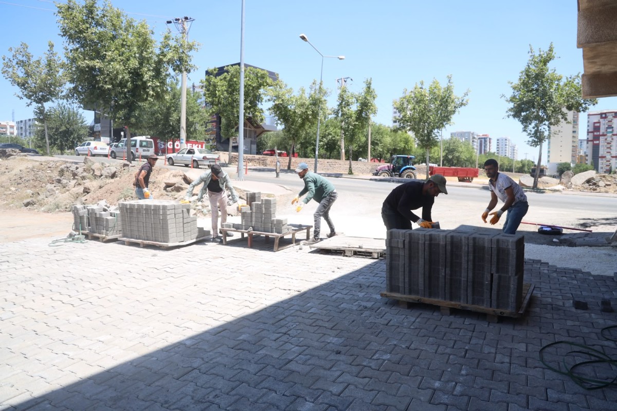 BÜYÜKŞEHİR, SİVEREK'İN YOLLARINI BETON PARKEYLE YENİLİYOR