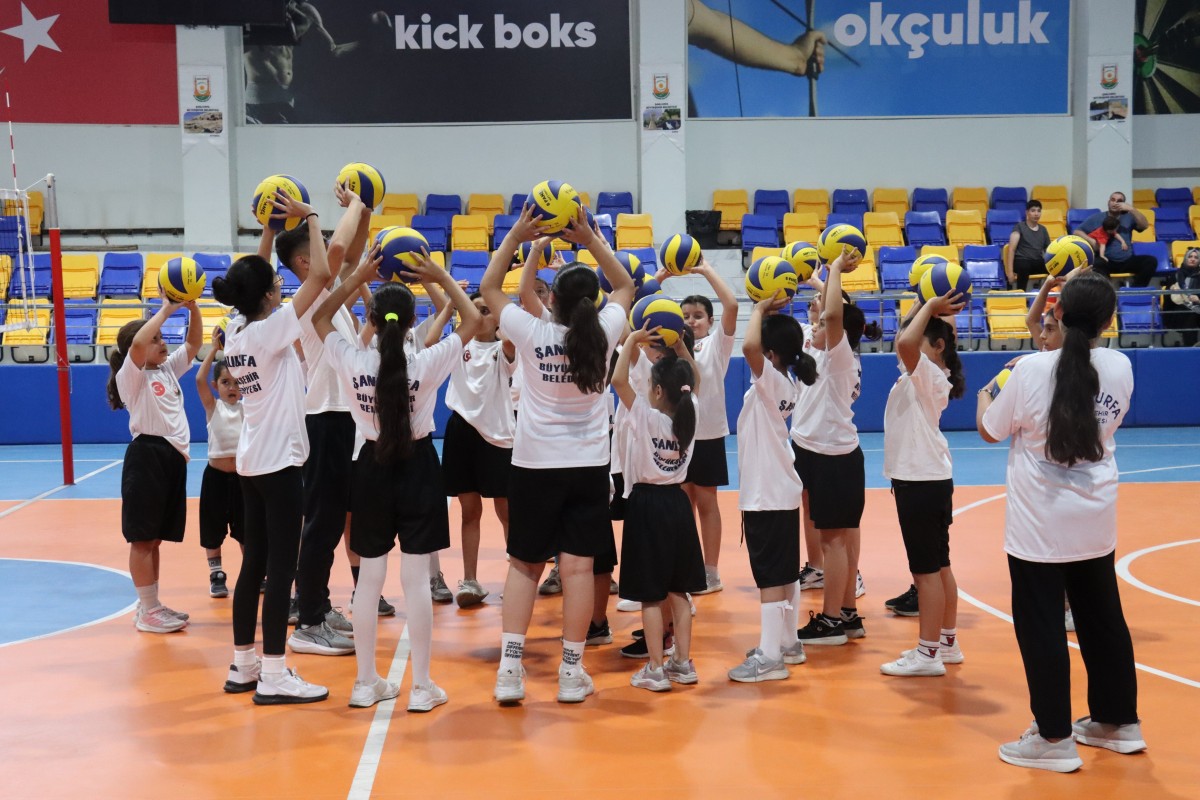 KIZ ÇOCUKLARINDAN VOLEYBOL KURSUNA YOĞUN İLGİ