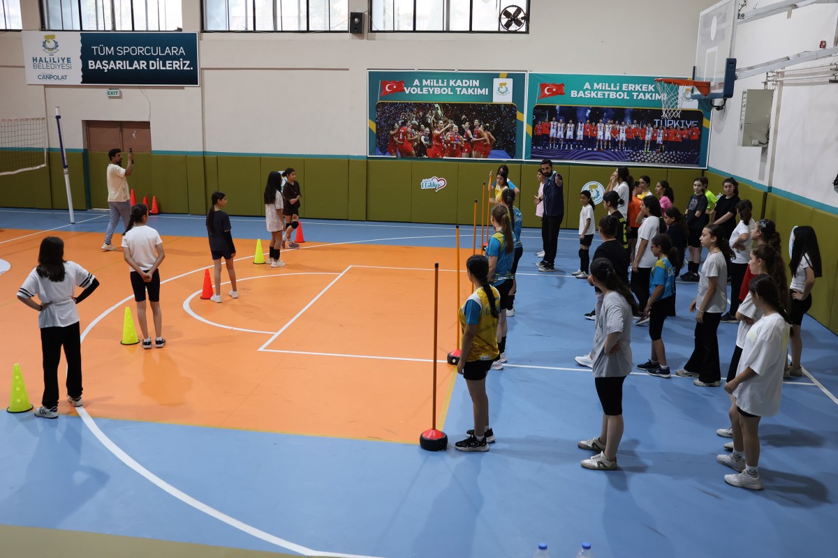HALİLİYE'DE GENÇLER VOLEYBOL KURSUNDA GELECEĞE HAZIRLANIYOR