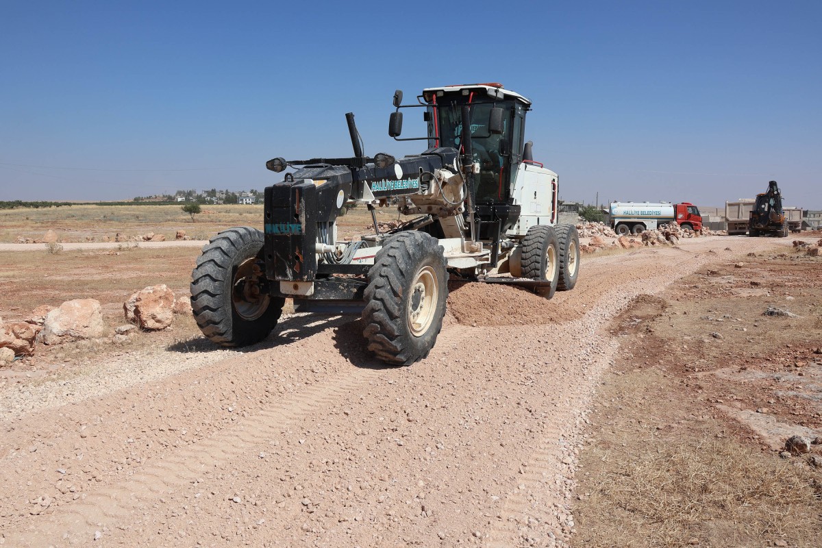 HALİLİYE’DE KIRSAL YOLLAR BİR BİR YENİLENİYOR
