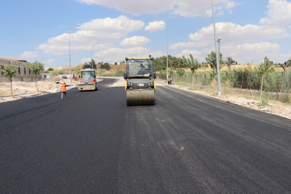 AHMET YESEVİ’DE ŞEHİT CUMA UÇAR CADDESİ ASFALTLANIYOR