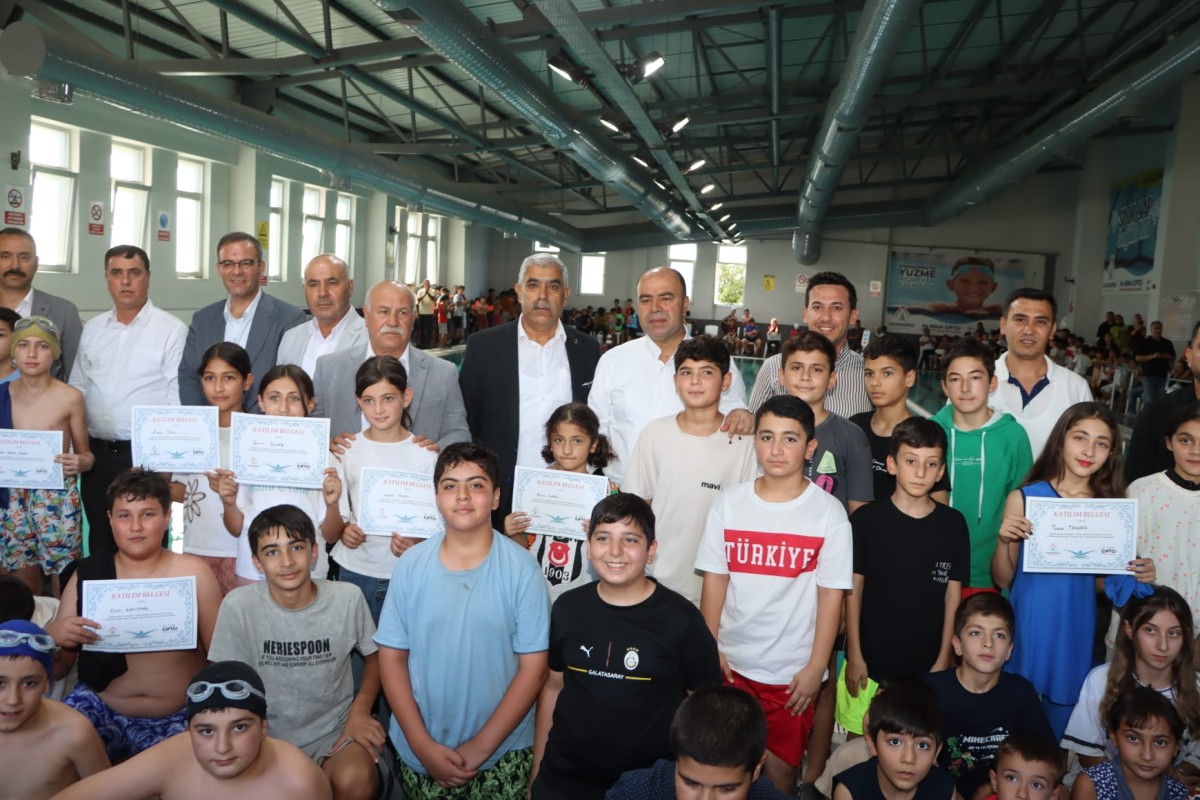 KARAKÖPRÜ’DE 230 ÇOCUĞA YÜZME SERTİFİKASI