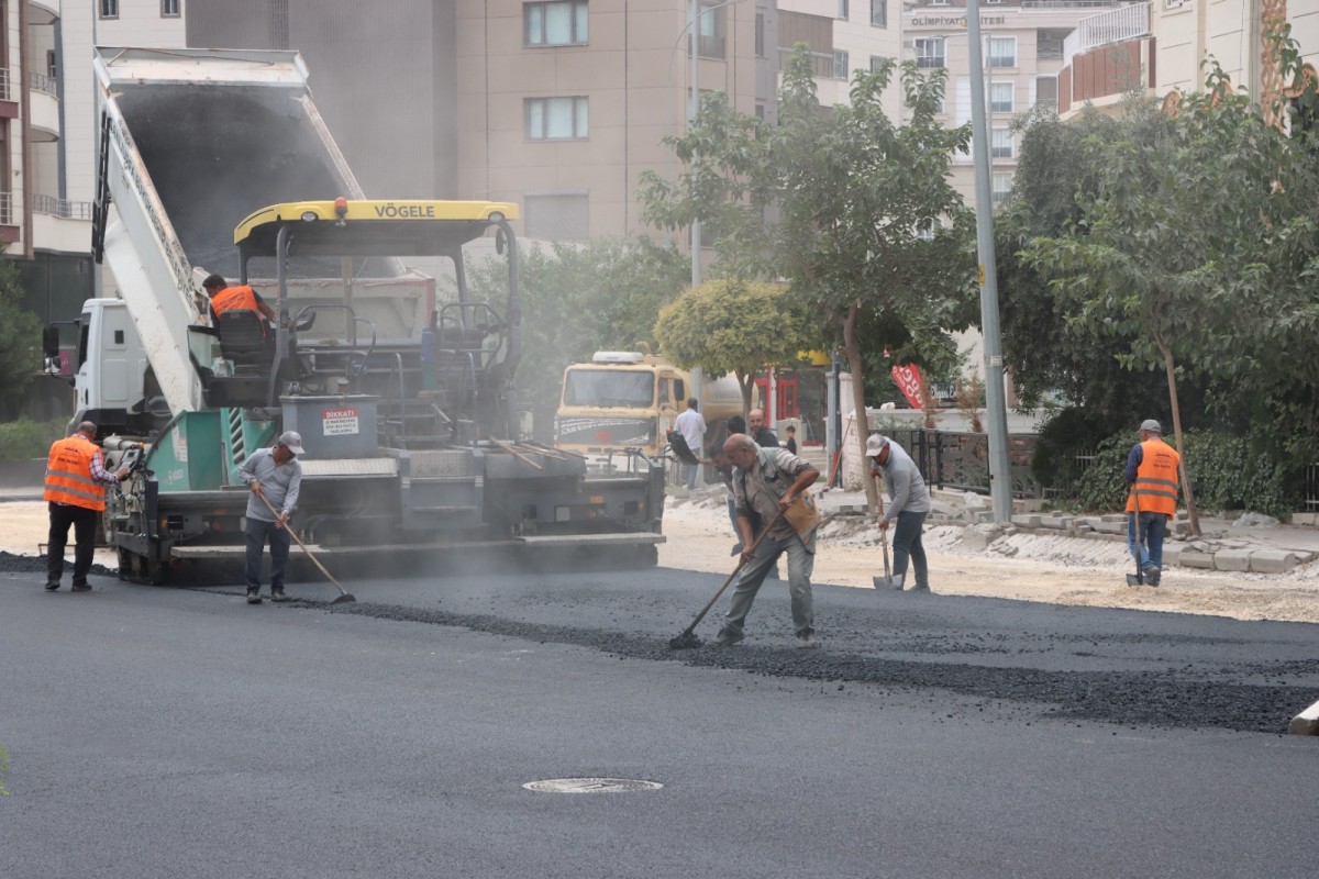BÜYÜKŞEHİR YOLLARI YENİLİYOR, KARAKÖPRÜ’DE ULAŞIM RAHATLIYOR