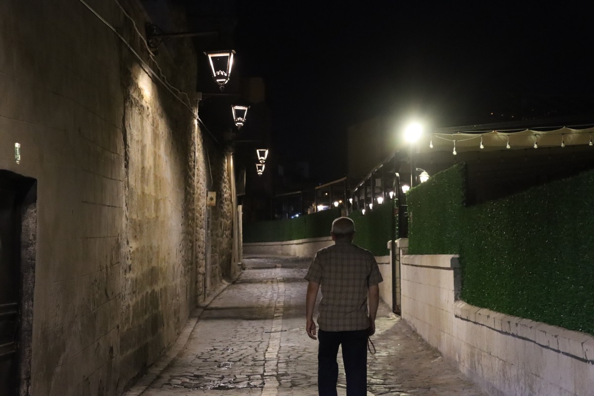 ŞANLIURFA’NIN TARİHİ SOKAKLARI GECELERİ IŞIL IŞIL