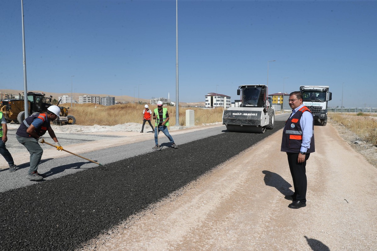 HALİLİYE’DE ASFALT DEVRİMİ: KENDİ ASFALTINI ÜRETİP KENDİ YOLUNU YAPIYOR